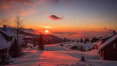 冰雪覆盖村庄的景观摄影